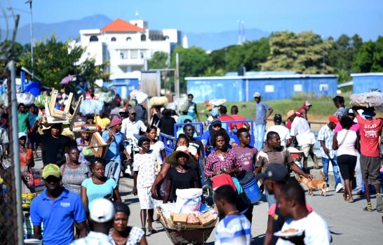 Mercado binacional opera con baja asistencia; Salud Pública hace operativo en la frontera 