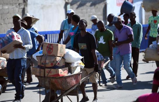 Mercado binacional opera con baja asistencia; Salud Pública hace operativo en la frontera 