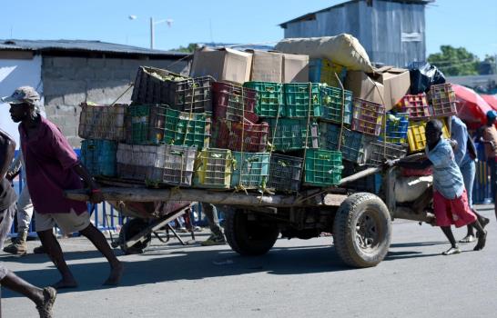 Mercado binacional opera con baja asistencia; Salud Pública hace operativo en la frontera 