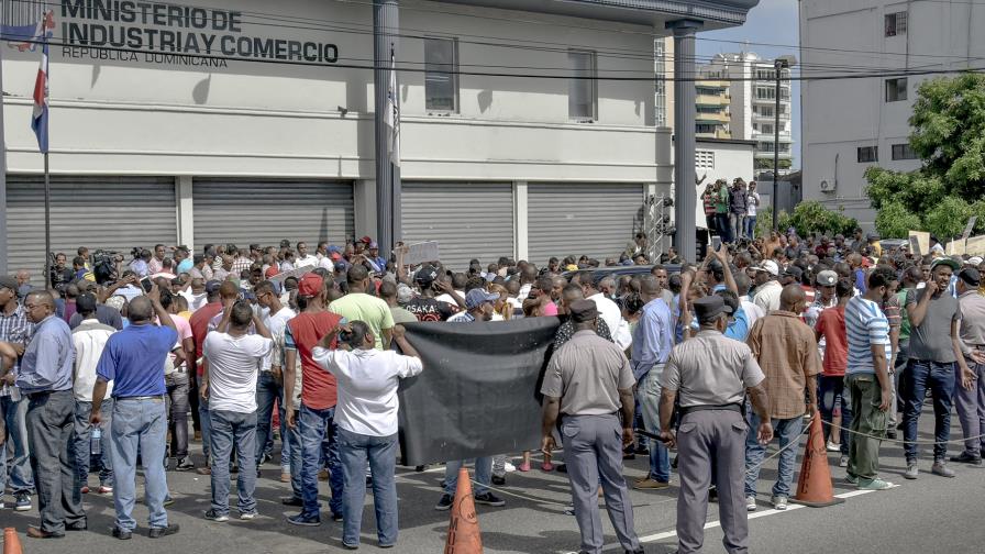 Gobierno emite decreto con reglamento para devolución impuestos combustibles
Desmonte subsidio no justifica el alza