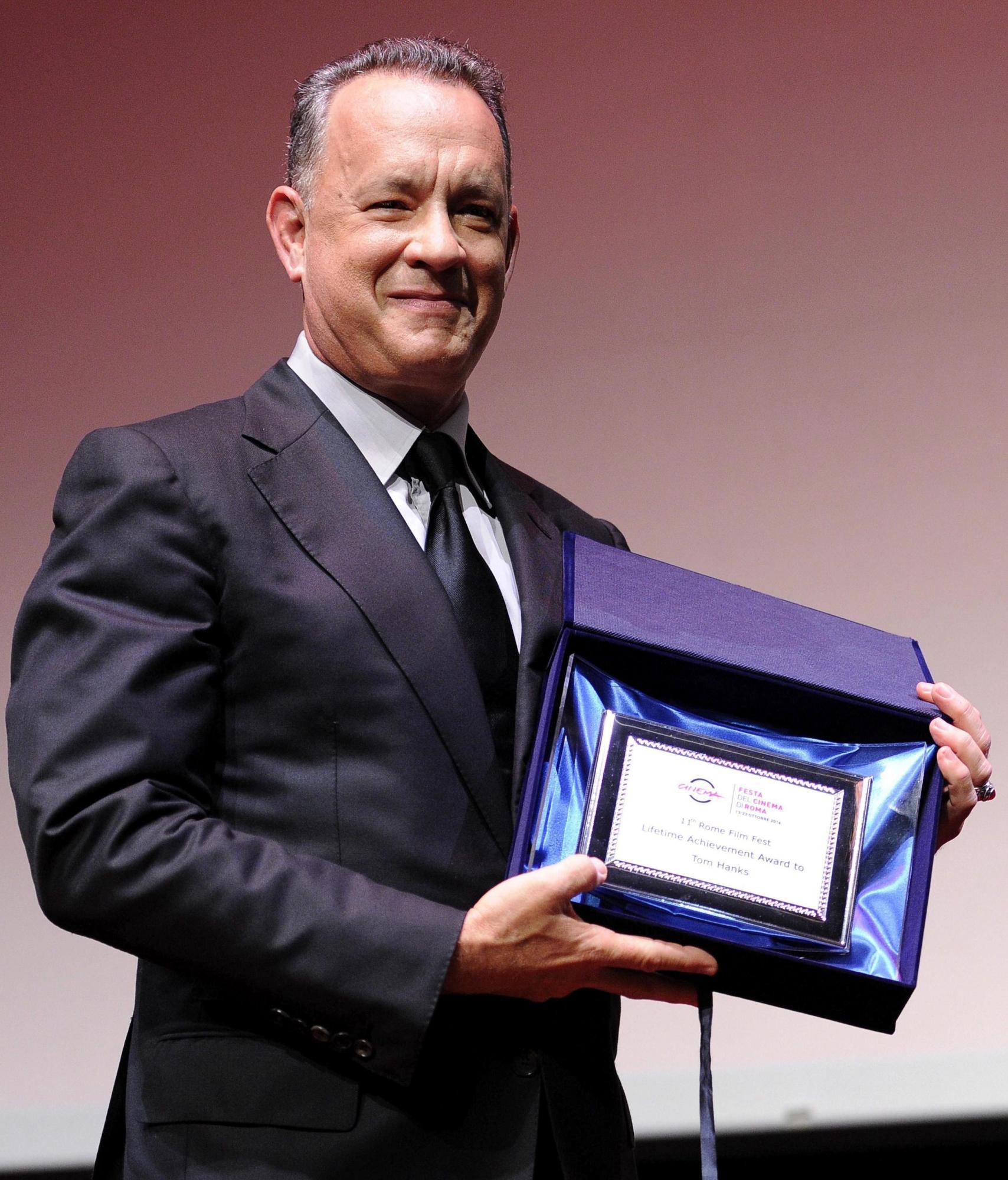 El actor estadounidense Tom Hanks recibe el premio a su trayectoria artística durante la undécima edición del Festival de Cine de Roma (Italia).