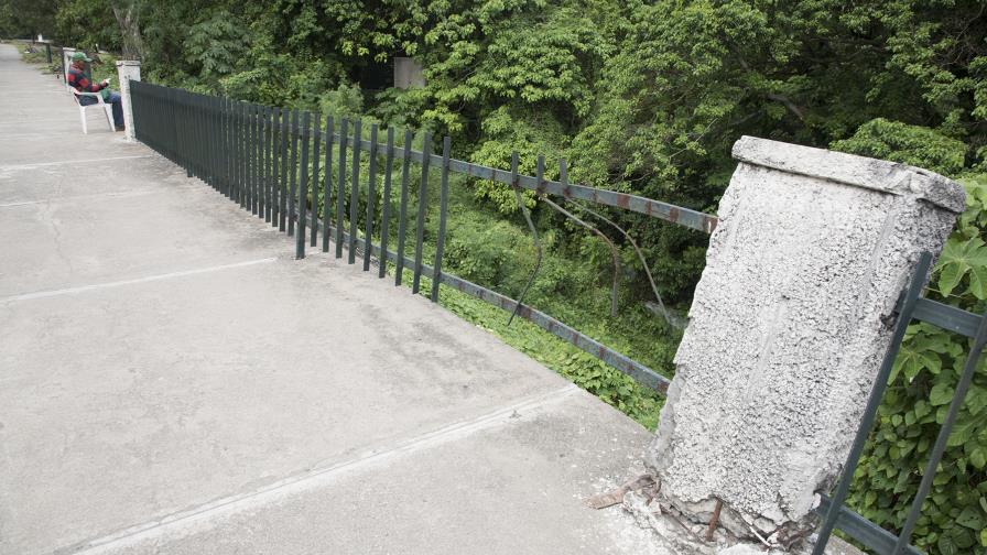 Una curvita peligrosa y sin protección que bordea el Botánico