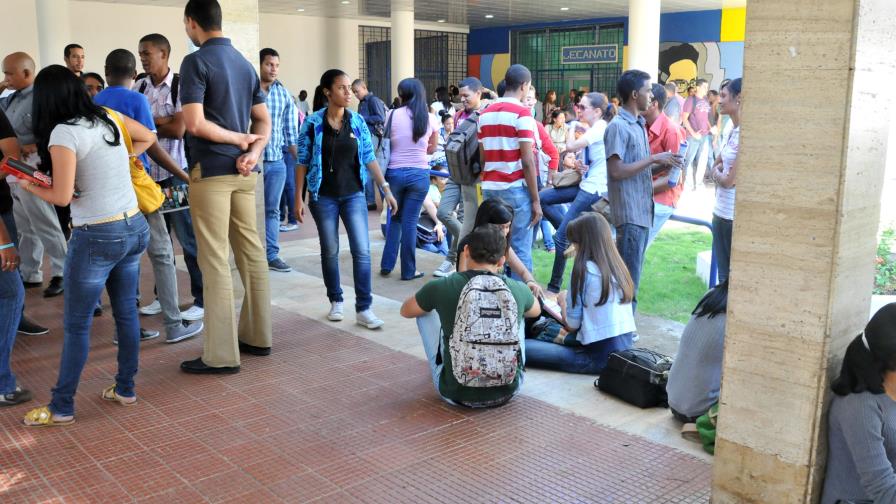 Decenas de becados del Inafocam exigen cumplimiento pago  