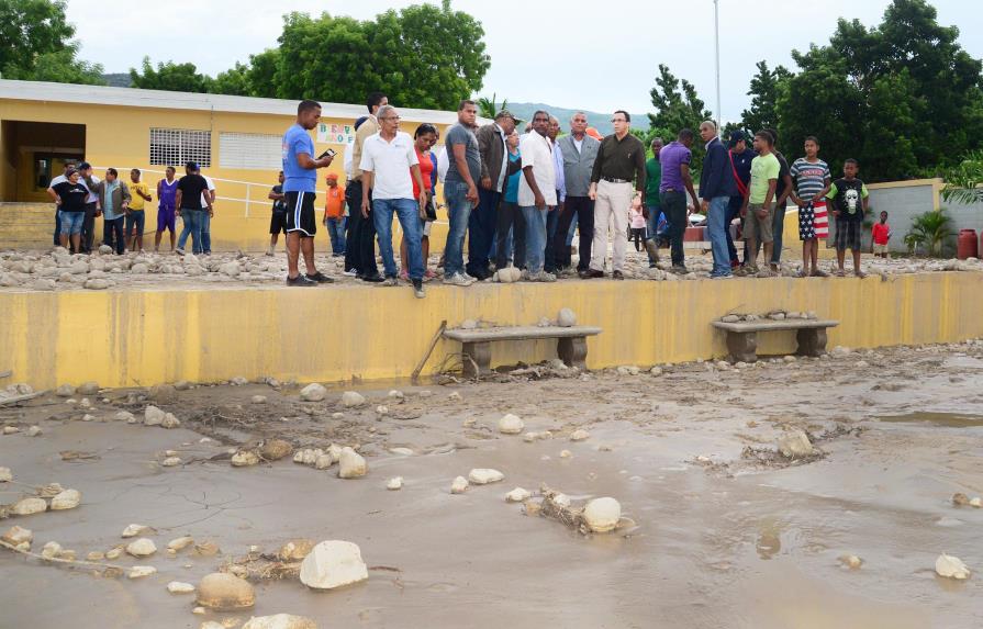 Ministro de Educación visita escuelas del sur afectadas por las inundaciones