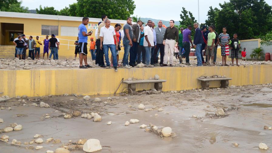Ministro de Educación visita escuelas del sur afectadas por las inundaciones