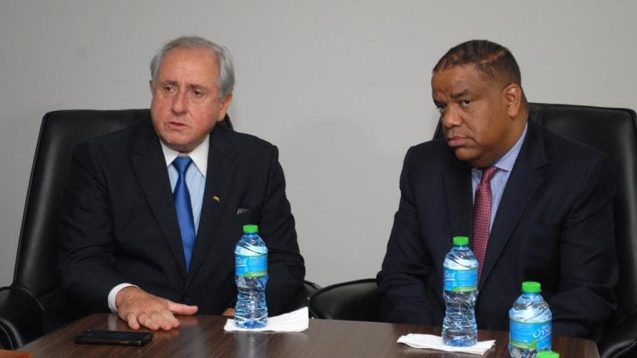 Díaz recibe a Ary Graca, titular FIVB; hablan de llevar el voleibol a las escuelas dominicanas