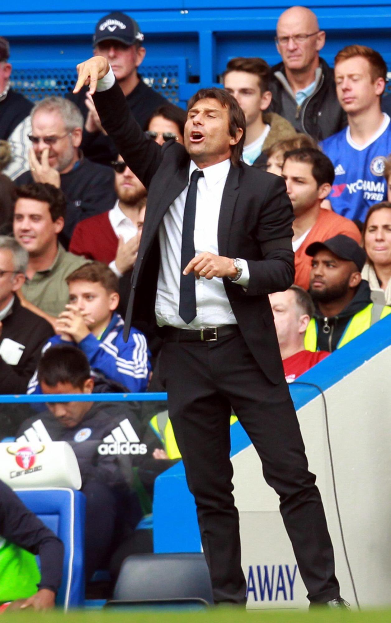 Antonio Conte Director Técnico del Chelsea en el partido que enfrentó su equipo con el Leicester en la Liga Premier.