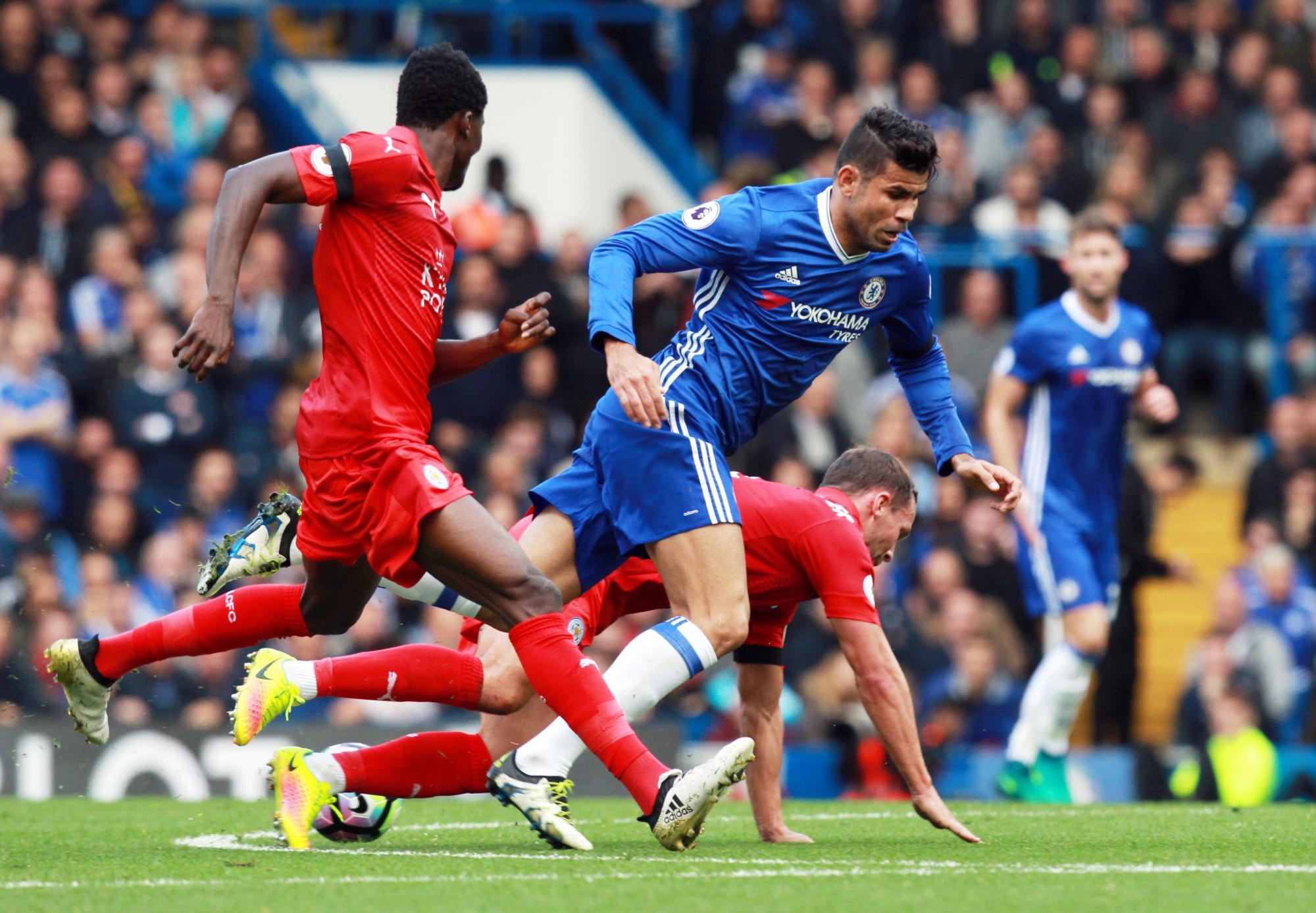 Momento de acción en el partido en que el Chelsea se impuso al Leicester en la liga Premier.