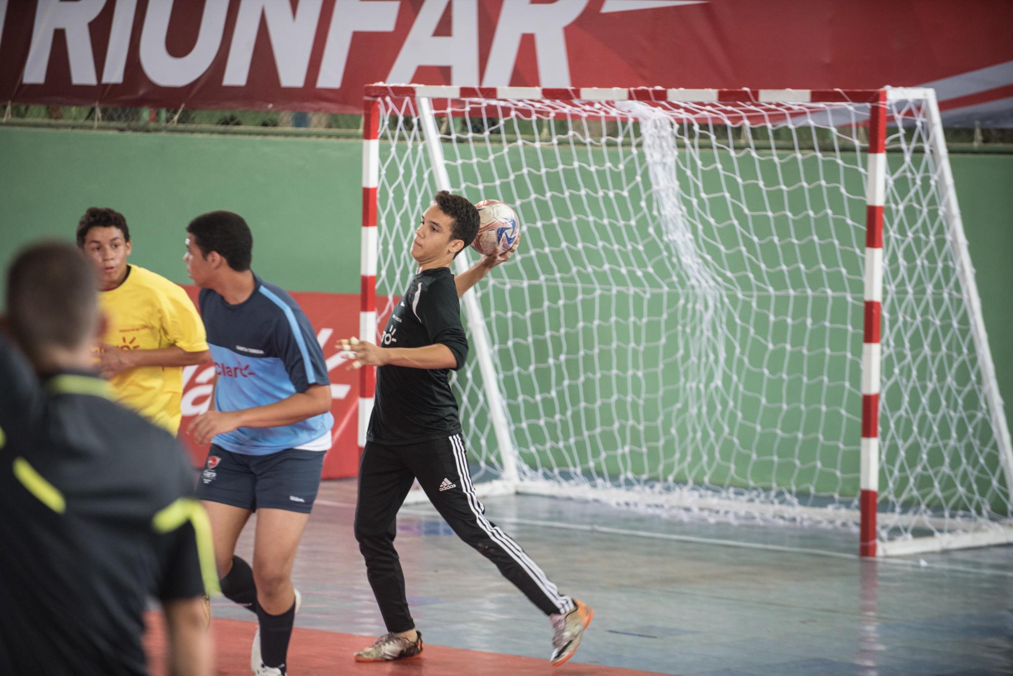 Momento de acción en el partido entre los equipos de los colegios Santa Teresa y Serafín de Así.