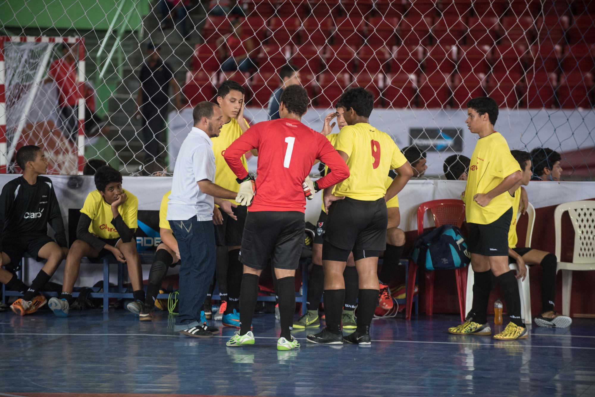 Empatados a tres goles finalizó el partido entre el equipo del colegio Santa Teresa y Serafín de Así, en la fase de eliminatoria de Grupo del Fútsal Claro en la jornada del 15/10/16.