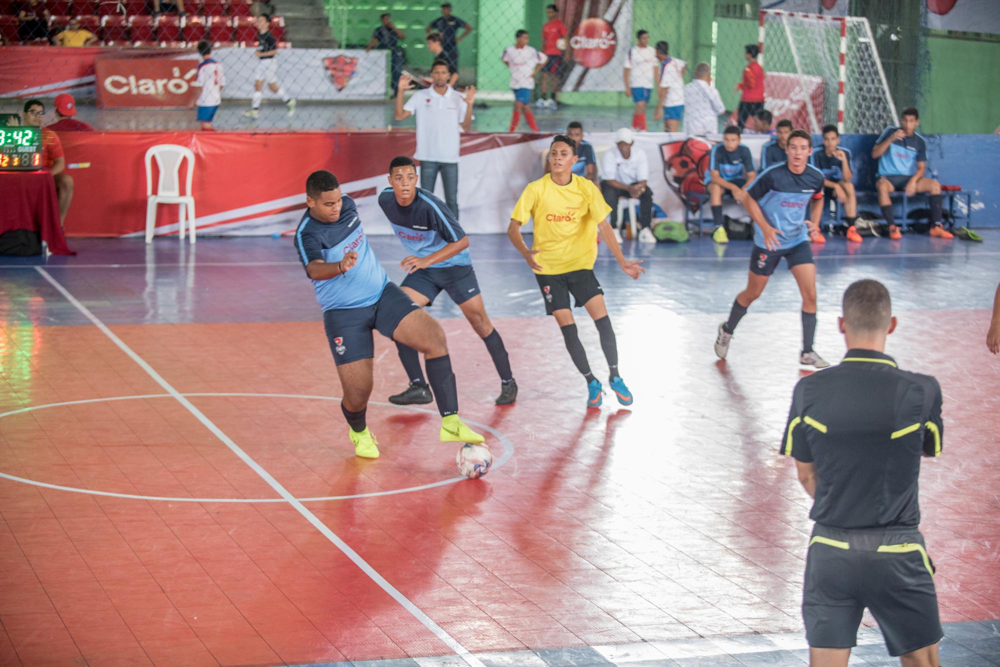Momento de acción en el partido entre los equipos de los colegios Santa Teresa y Serafín de Así.