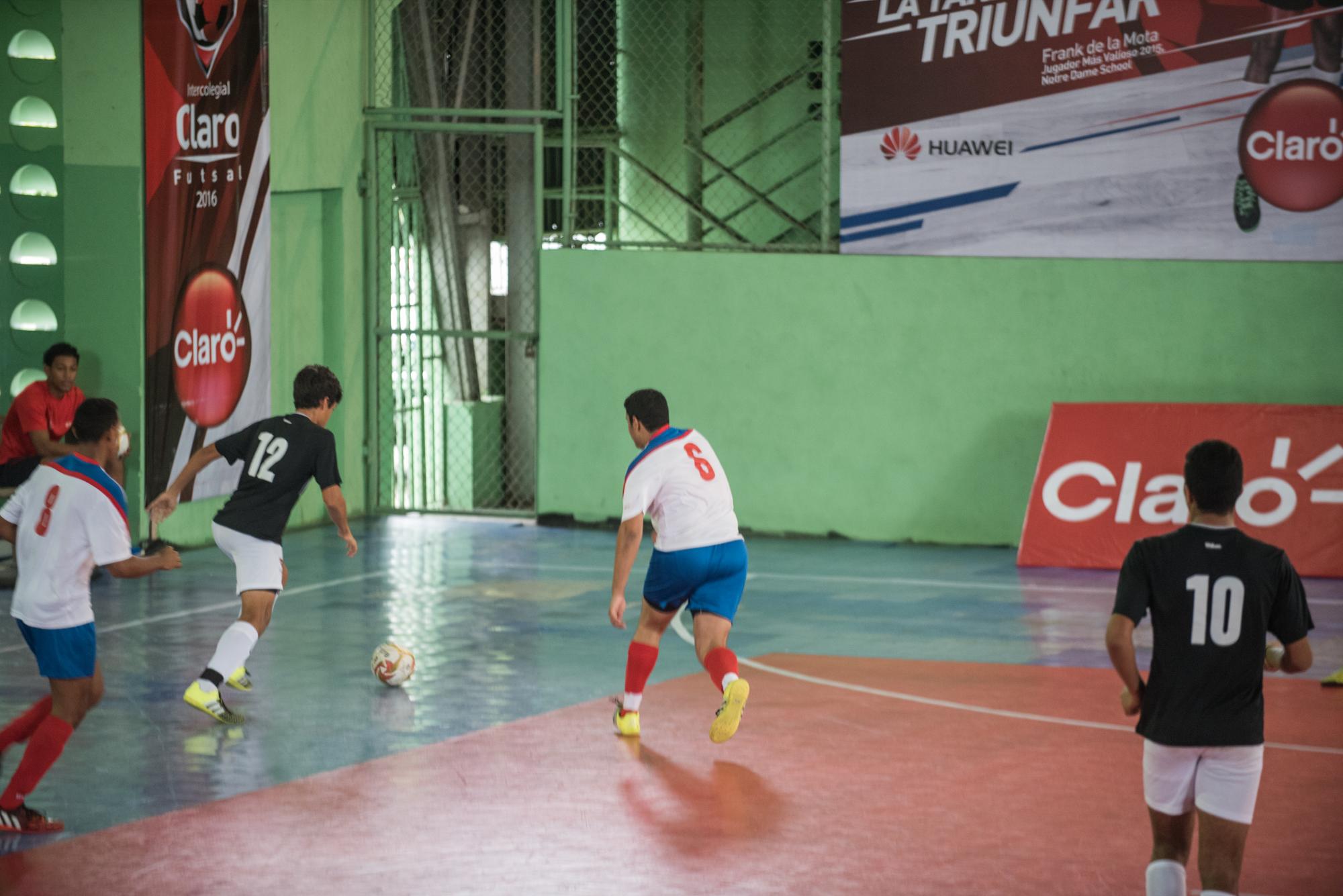 Momento de acción en el partido entre los equipos de los colegios Dotre Dame y Cardenal Sancha en la fase de eliminación de grupo del fútbol sala.