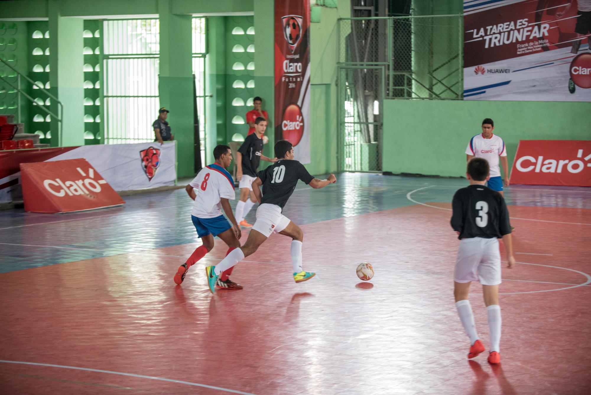 Momento de acción en el partido entre los equipos de los colegios Dotre Dame y Cardenal Sancha en la fase de eliminación de grupo del fútbol sala.