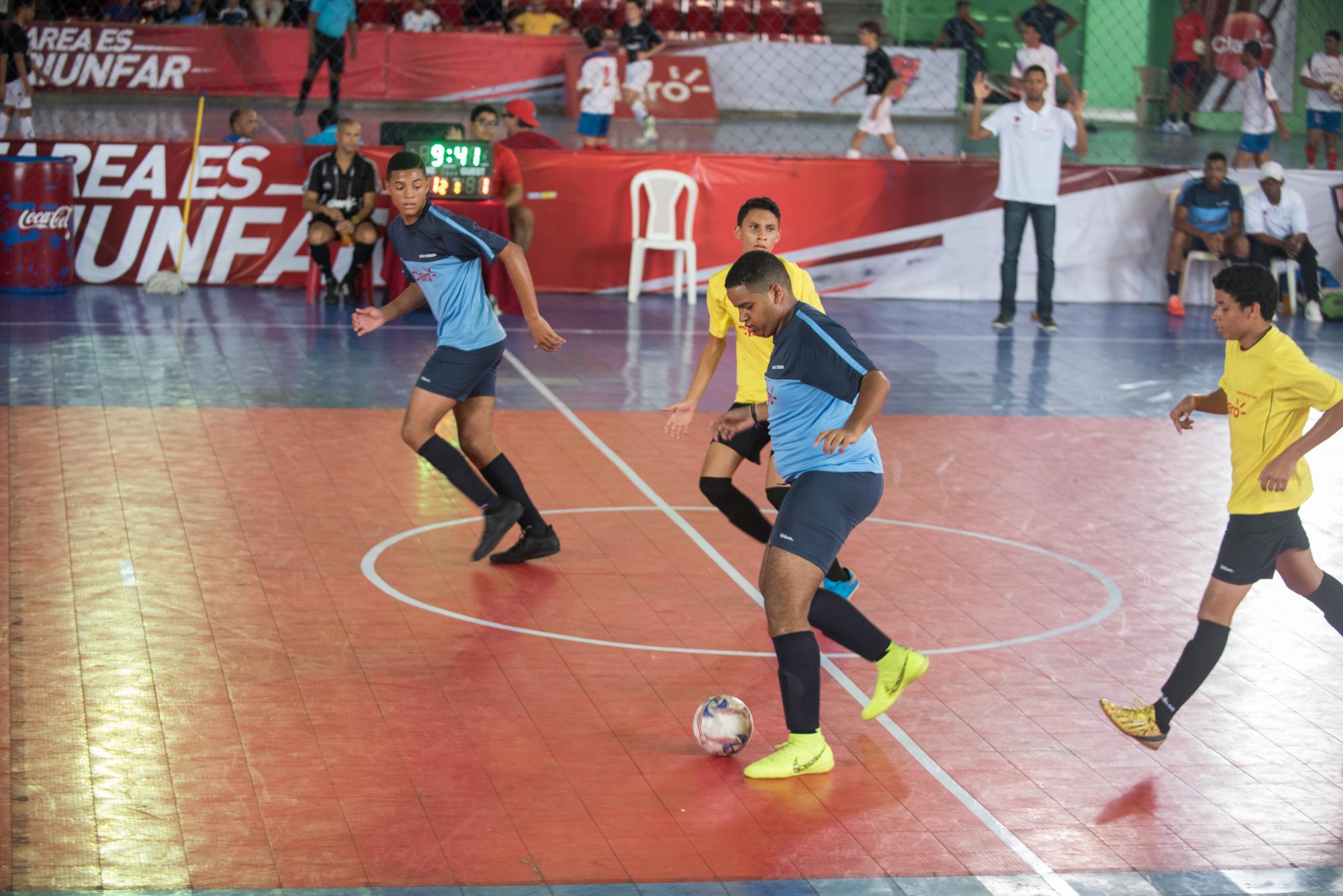 Momento de acción en el partido entre los equipos de los colegios Santa Teresa y Serafín de Así.