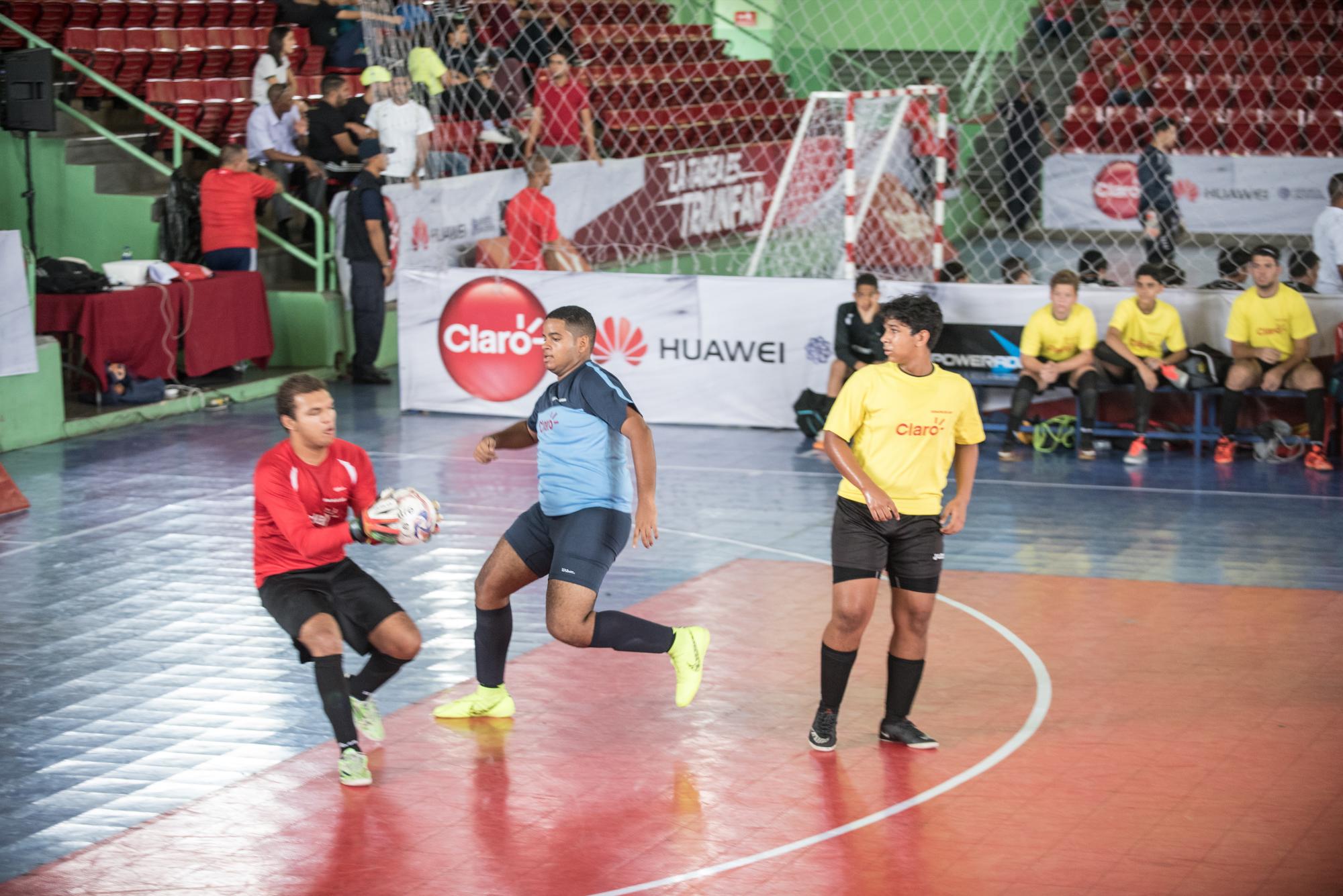Momento de acción en el partido entre los equipos de los colegios Santa Teresa y Serafín de Así.