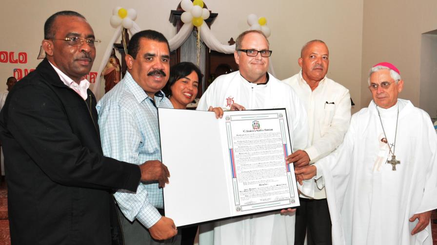 Senado reconoce sacerdote estadounidense por labor pastoral y educativa en la frontera