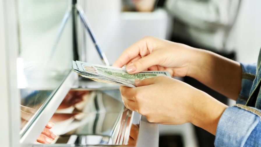 La lentitud para adquirir dólares genera inconvenientes a empresas 