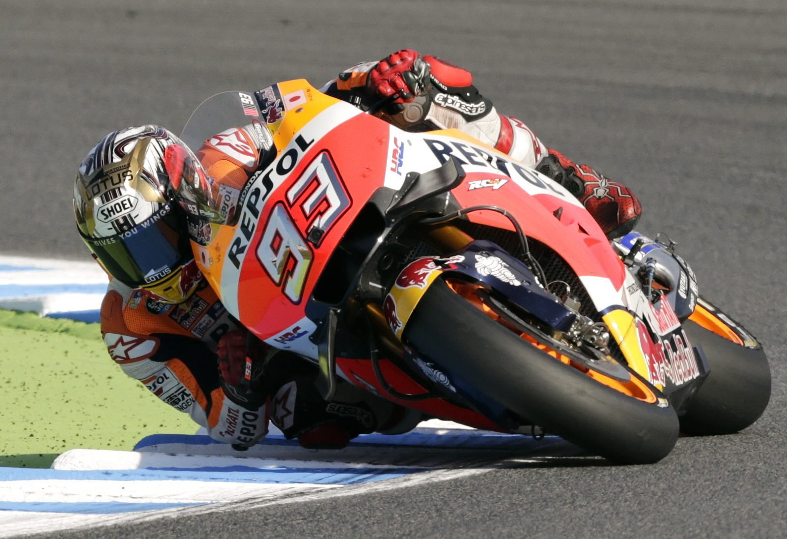 Marc Márquez de Repsol Honda en la acción para ganar la carrera de MotoGP del Gran Premio de MotoGP de Japón y el título de campeón el 16/10/2016.