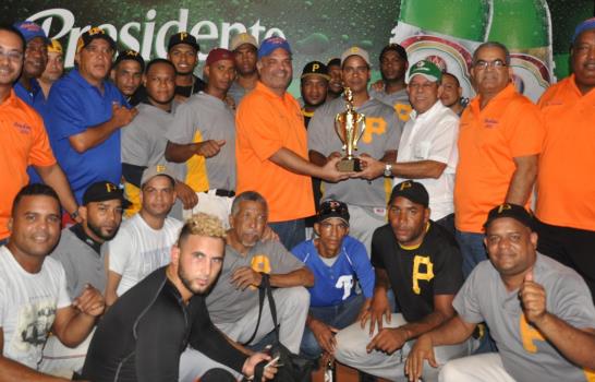 Domingo Guzmán-A gana torneo Rubén Pimentel de Sóftbol del Distrito Nacional