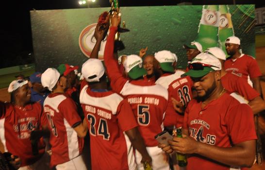 Domingo Guzmán-A gana torneo Rubén Pimentel de Sóftbol del Distrito Nacional