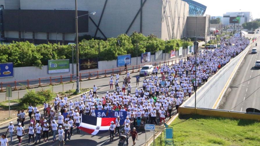 Sambil realiza caminata a favor de la prevención del cáncer de mama