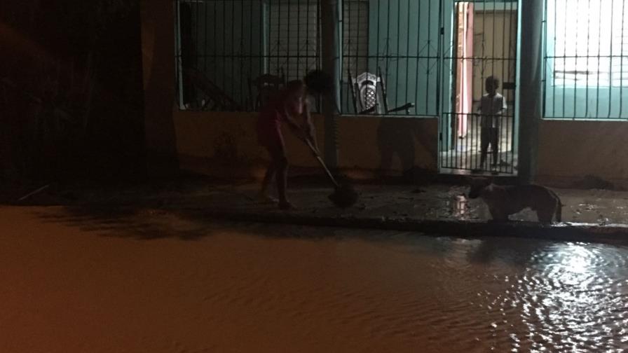 Inundaciones despertaron a los residentes de Villa Jaragua la madrugada de este domingo