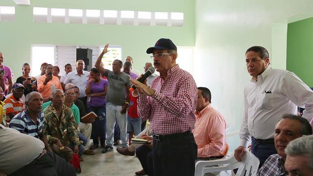 Danilo Medina visita zonas de Barahona impactadas por Matthew; aprueba préstamos