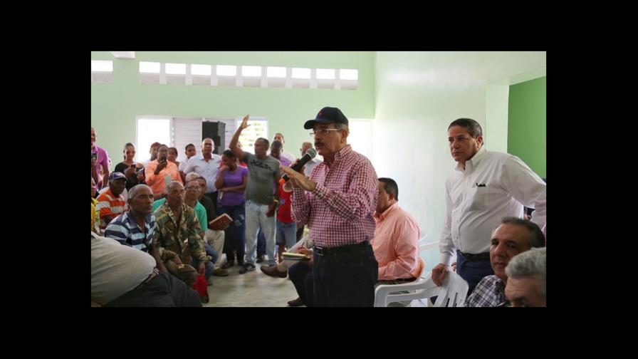 Danilo Medina visita zonas de Barahona impactadas por Matthew; aprueba préstamos