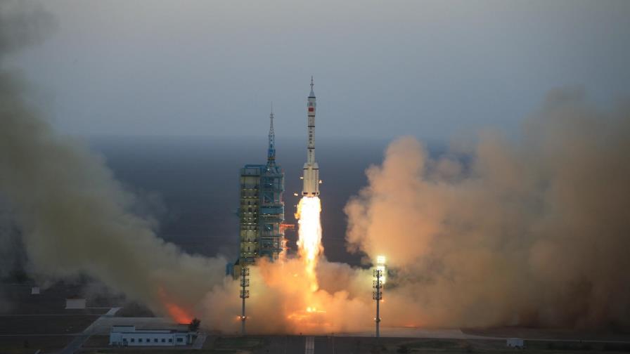 China lanza su misión espacial tripulada más larga 