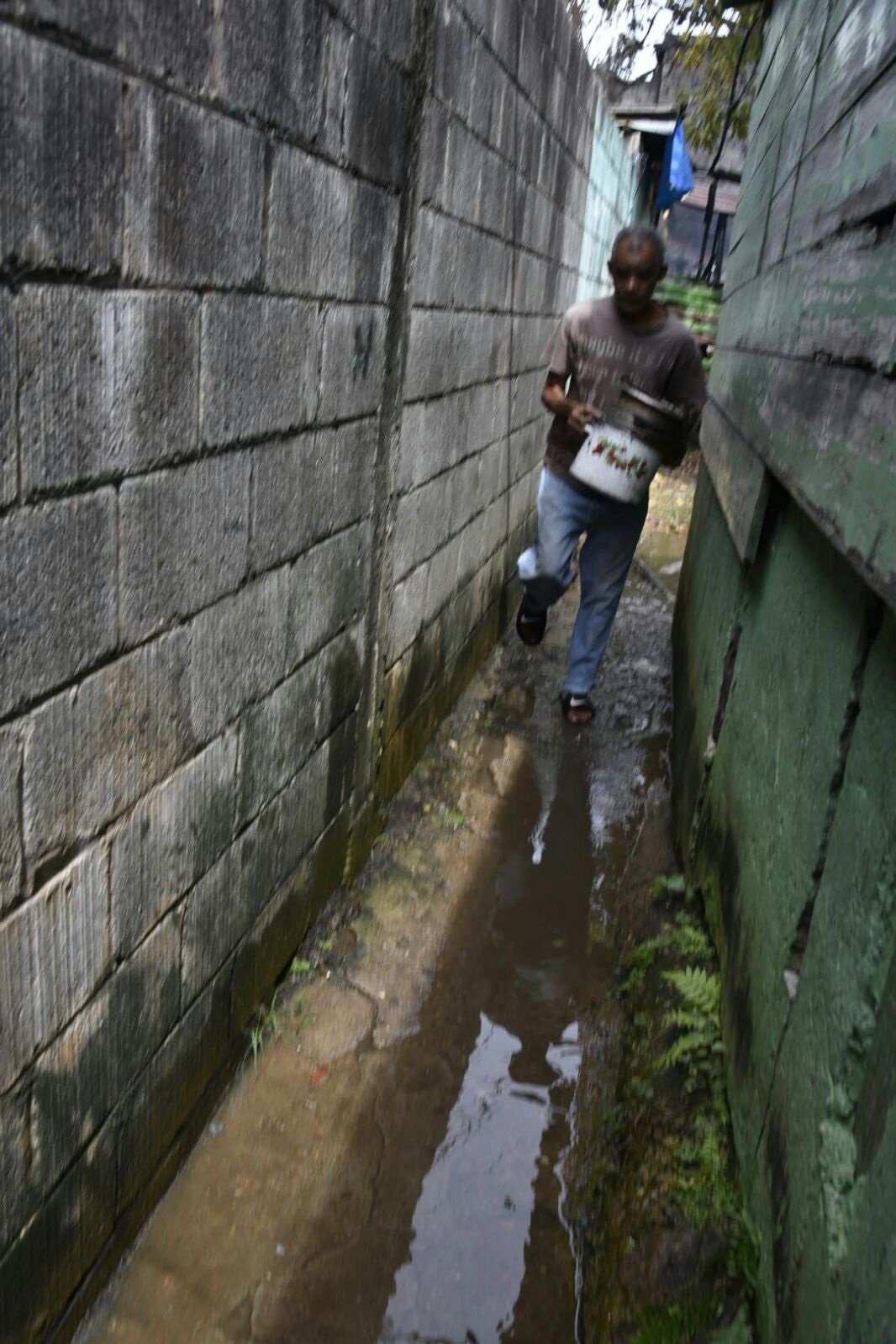Un hombre camina por un callejón del sector San Carlos durante un incendio que destruyó 14 viviendas