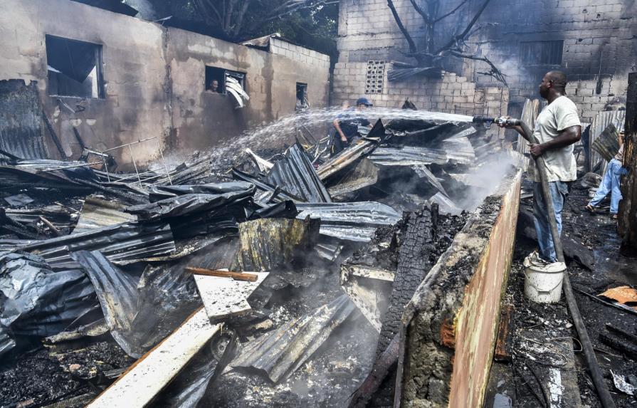 Fuego deja 14 familias a la intemperie en San Carlos