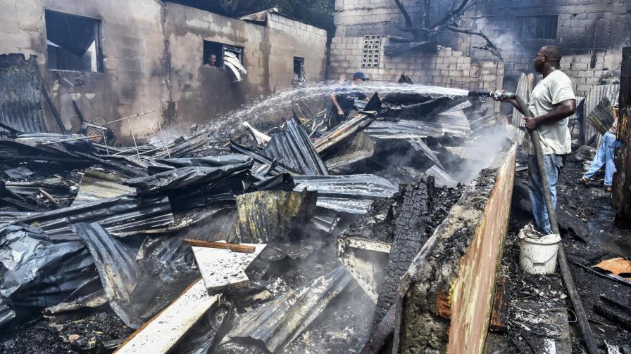 Fuego deja 14 familias a la intemperie en San Carlos