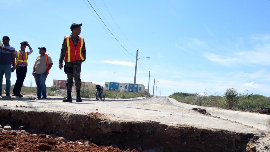 Lluvias levantan capa asfáltica de proyecto de viviendas inaugurado hace dos años