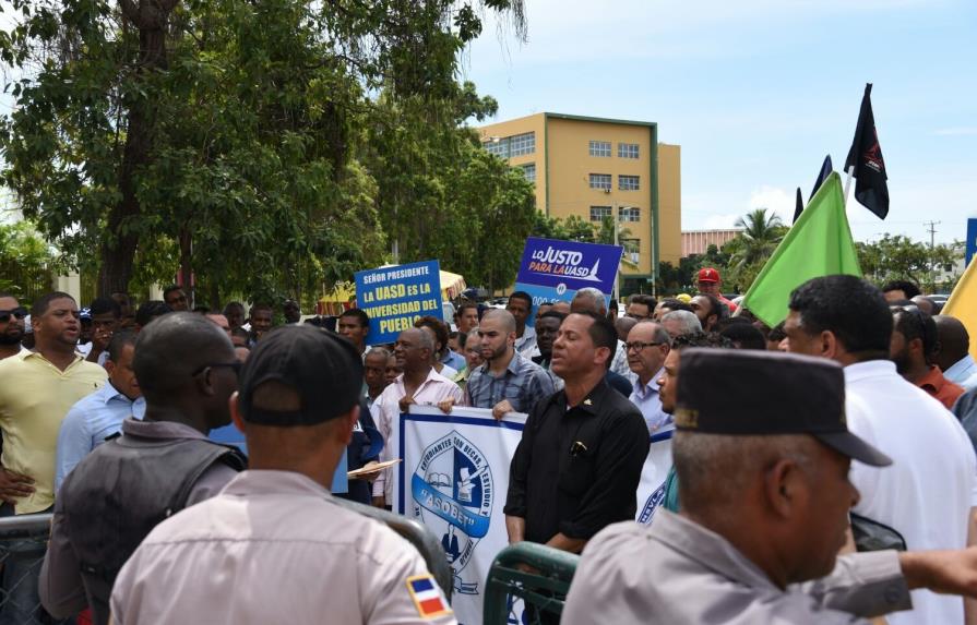 Empleados de la UASD marchan al Congreso por aumento de asignación en el Presupuesto