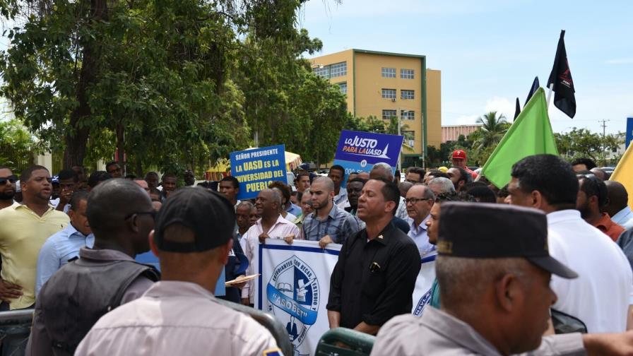 Empleados de la UASD marchan al Congreso por aumento de asignación en el Presupuesto