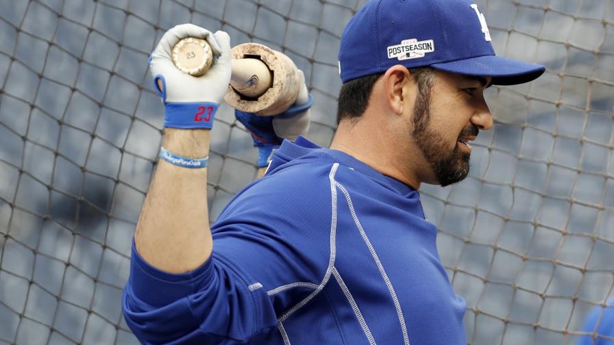 Adrián González rehusó hospedarse en hotel de Donald Trump