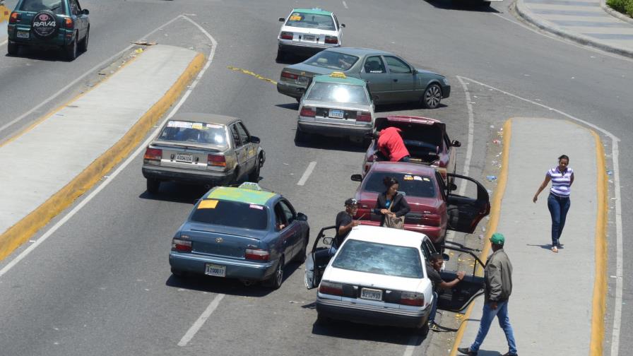 Sindicalistas del transporte amenazan con subir “por lo menos 15 pesos al pasaje”