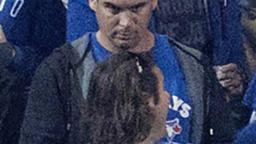 Sospechoso de lanzar cerveza en Toronto deja empleo 