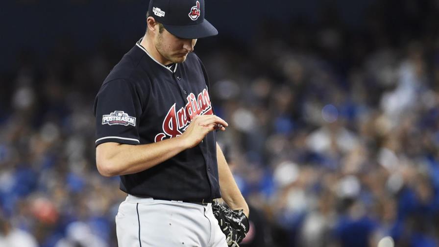 Bauer sale en el 1er inning por sangrado en un dedo