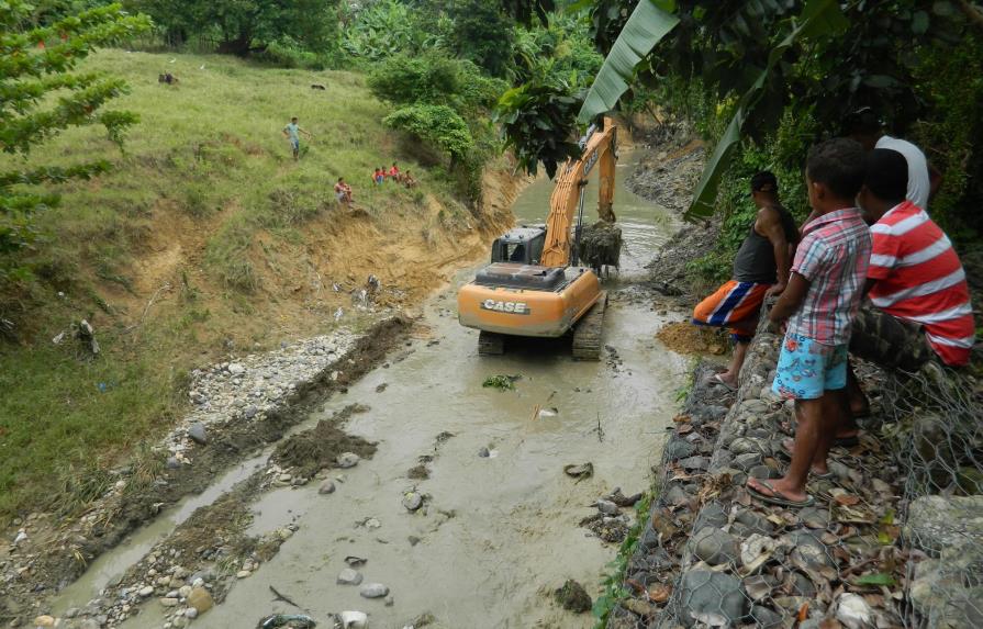 Obras Públicas continúa labores de canalización río Moca