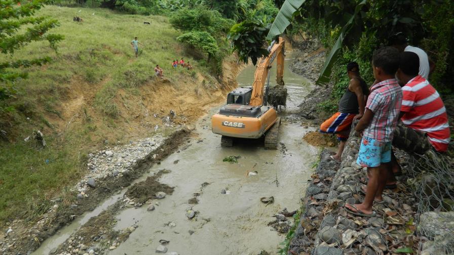 Obras Públicas continúa labores de canalización río Moca Obras Públicas continúa labores de canalización río Moca