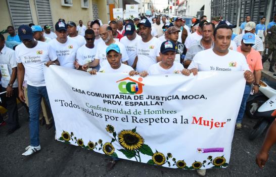 Hombres encabezan marcha contra la violencia a la mujer en Moca