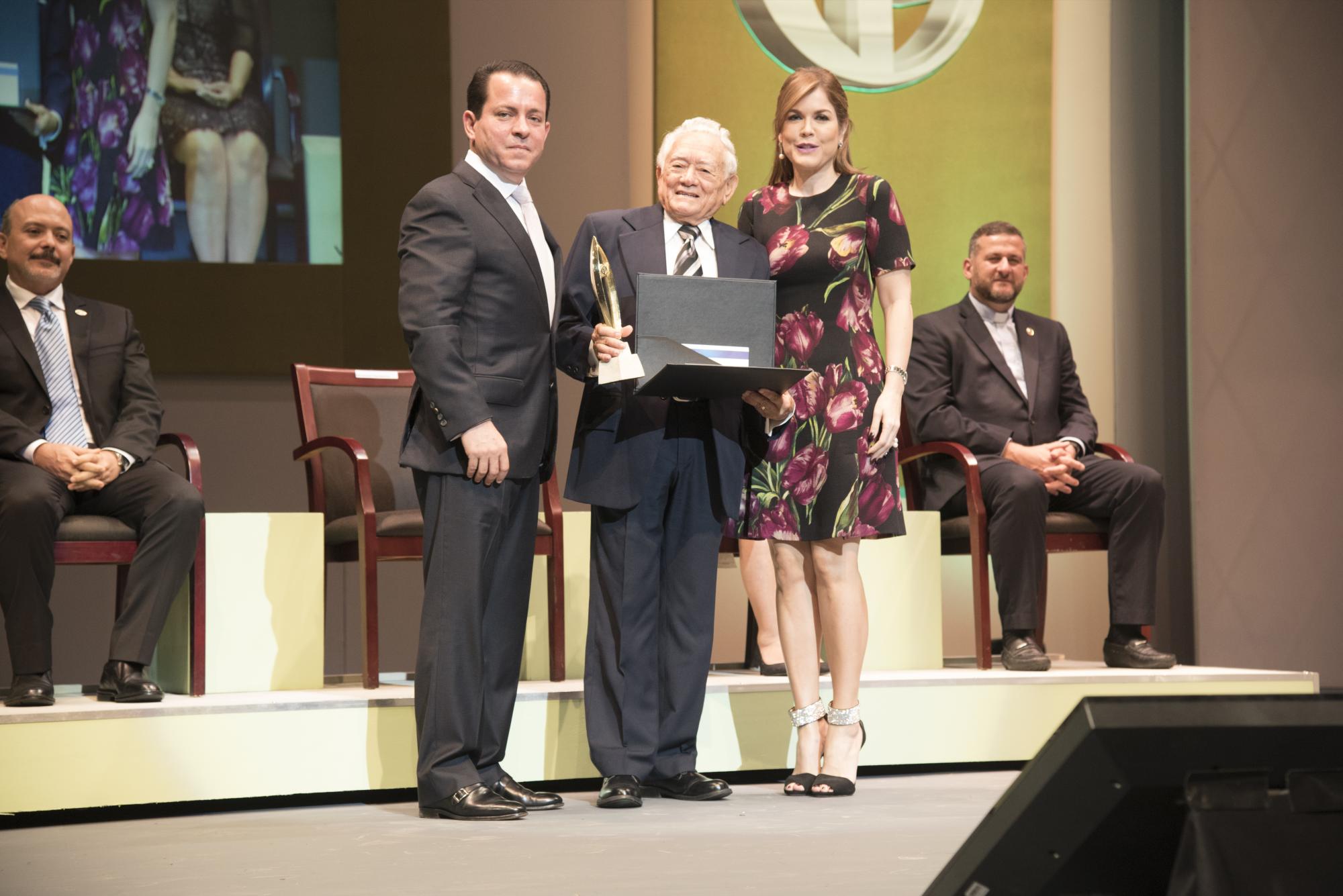 Los esposos Barceló Corripio entregaron el reconocimiento al dramaturgo Salvador Pérez Martínez.