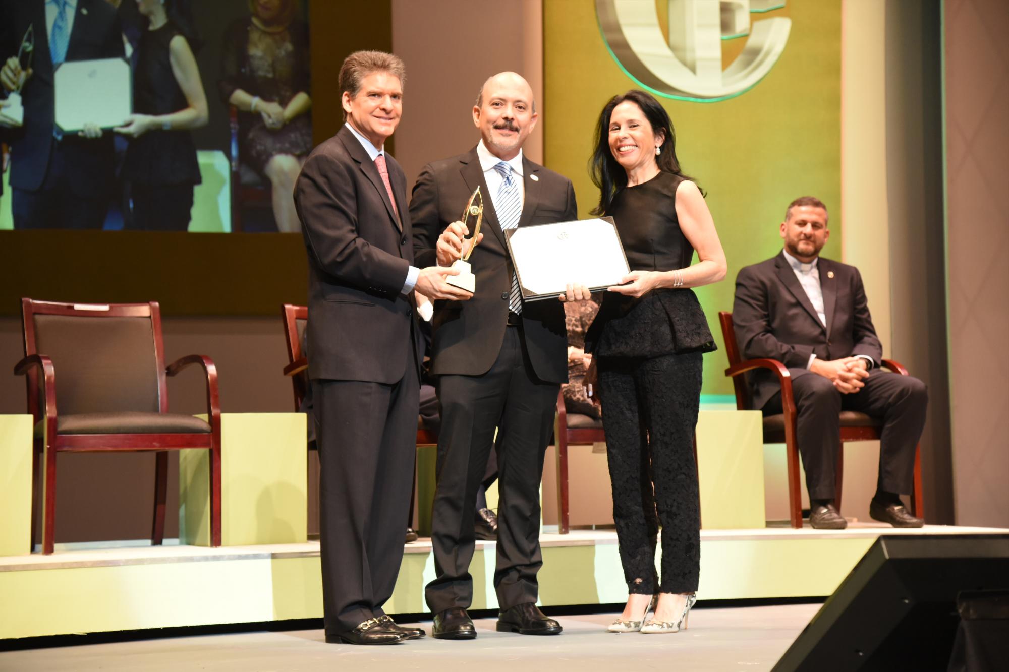 El doctor Víctor Pou Soares recibe el reconocimiento del Instituto Dermatológico de José Alfredo Corripio y Laura Pereda de Corripio.