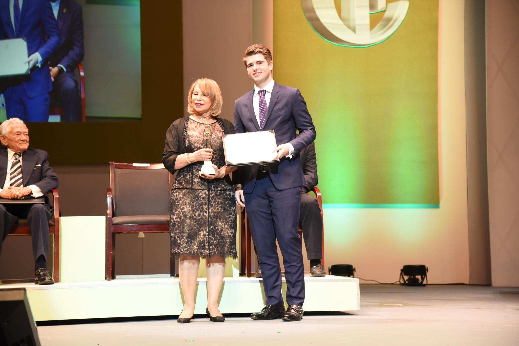 Rodrigo González Corripio entrega el reconocimiento a la periodista Ángela Peña.