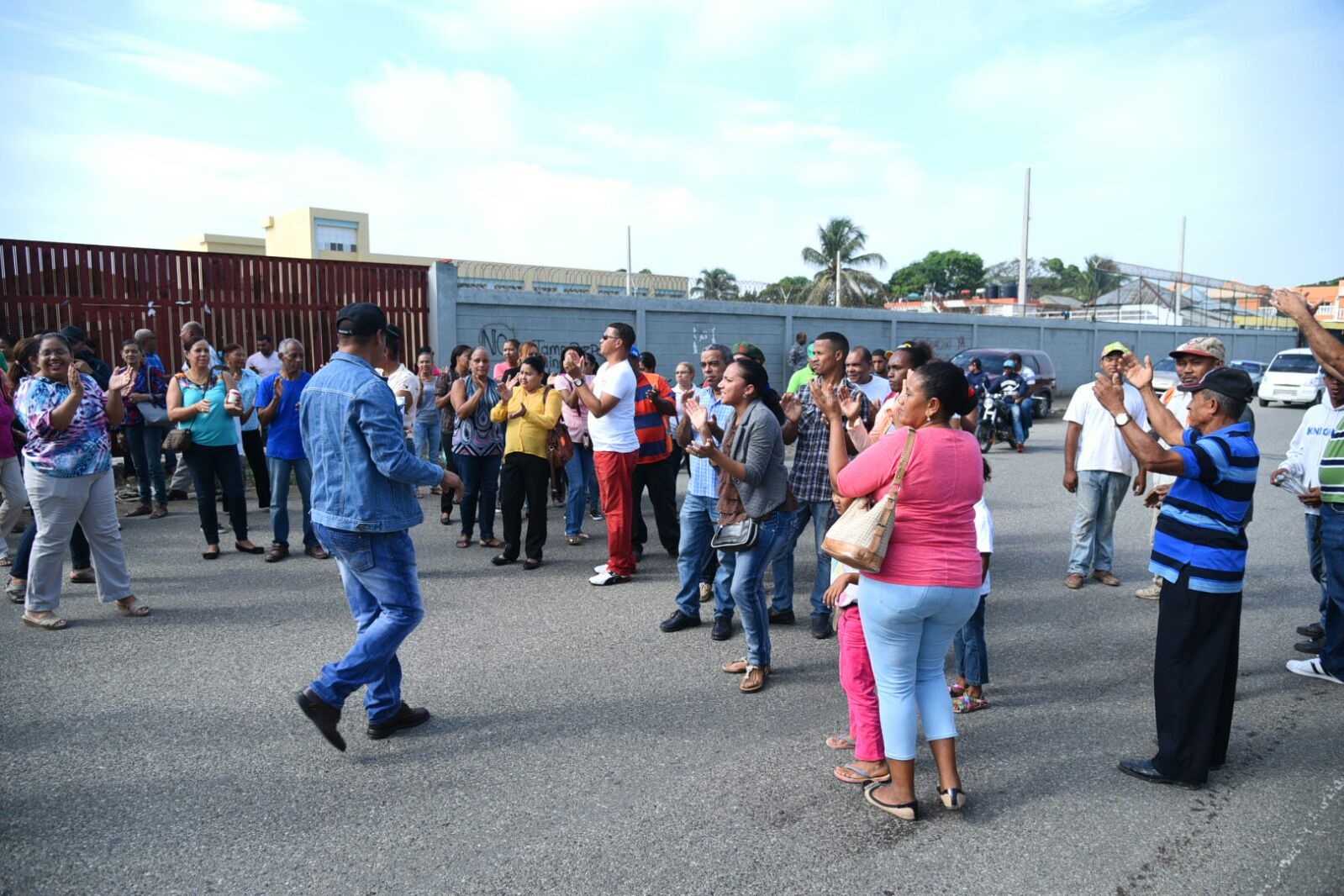En respuesta al paro, los maestros, en vez de acudir a las aulas se concentraron en la autopista Duarte y paralizaron el tránsito.