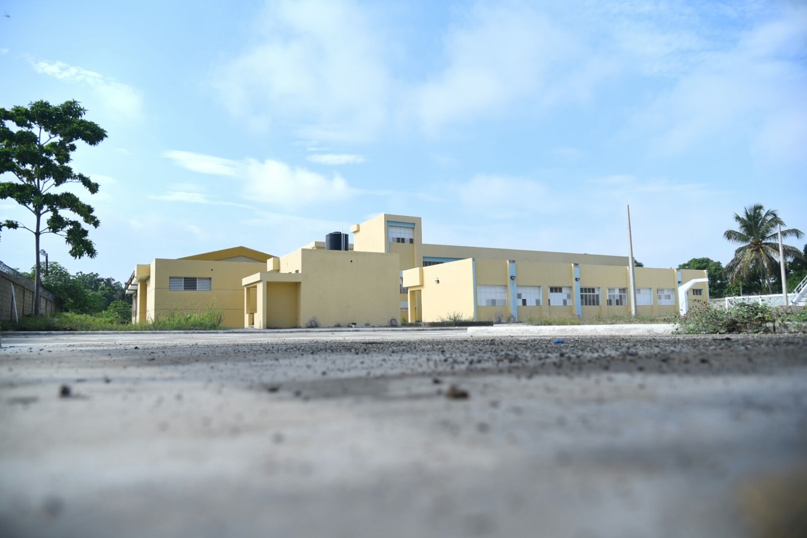 Los profesores dicen que pese a que la escuela 27 de Febrero II está lista en un 90 por ciento, el Ministerio de Educación no agiliza la conclusión de los trabajos.