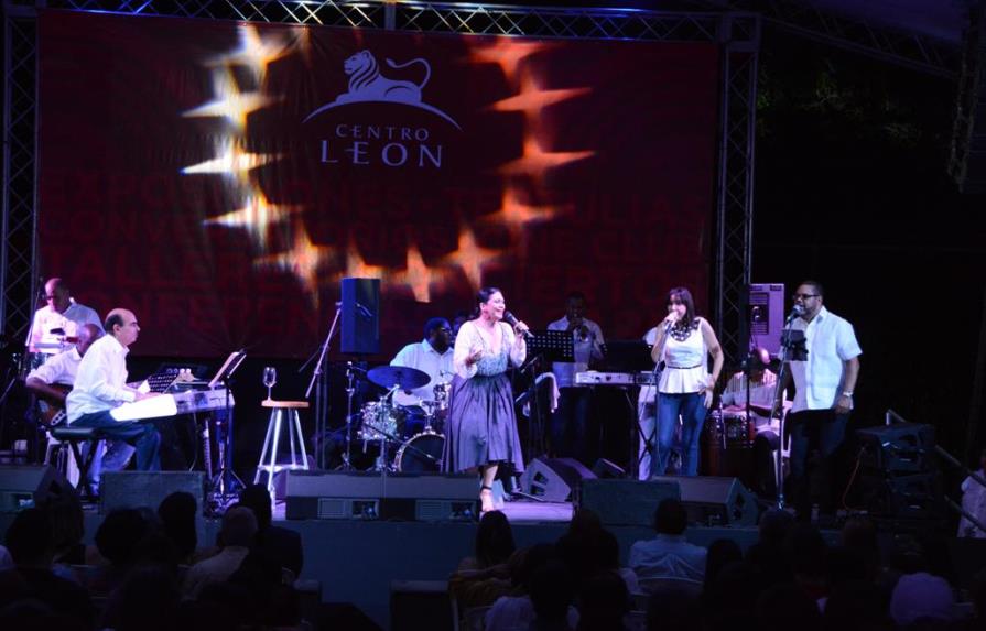 Centro León celebra sus 13 años con Maridalia Hernández 