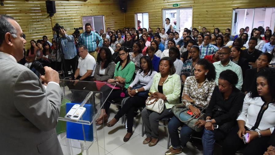 Gobierno nombra 115 médicos destinados a las unidades de atención primaria