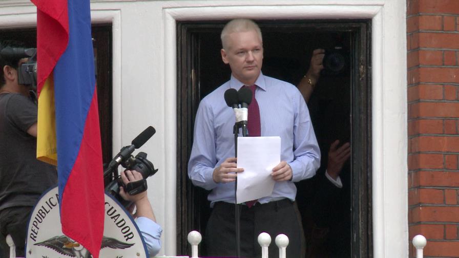 Assange, aislado y confrontado con Ecuador 